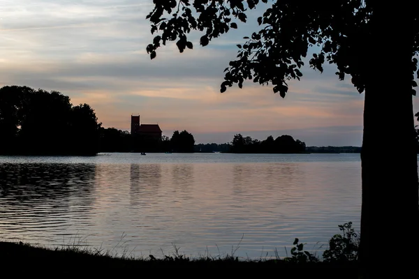 Lhouette of Castillo de la isla de Trakai en Lituania —  Fotos de Stock