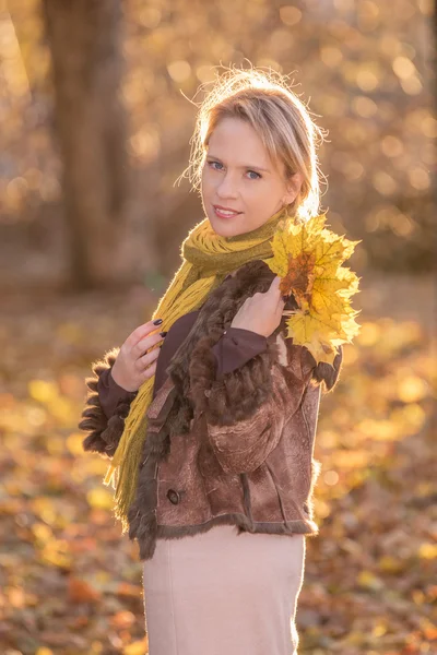 Woman  in the autumn — Stock Photo, Image