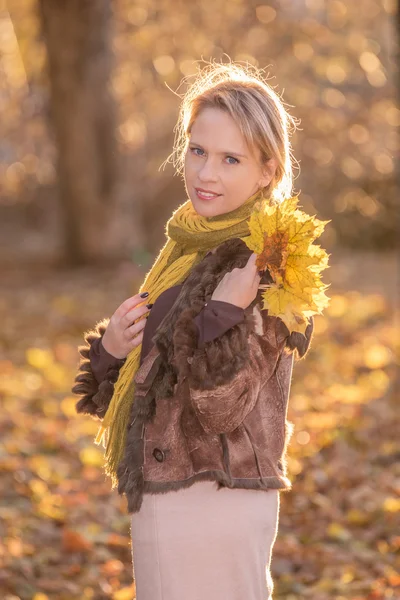 Vrouw in het najaar — Stockfoto