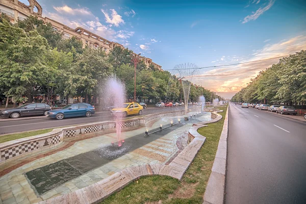 Bucarest Rumania: fuente en el bulevar Unirii —  Fotos de Stock