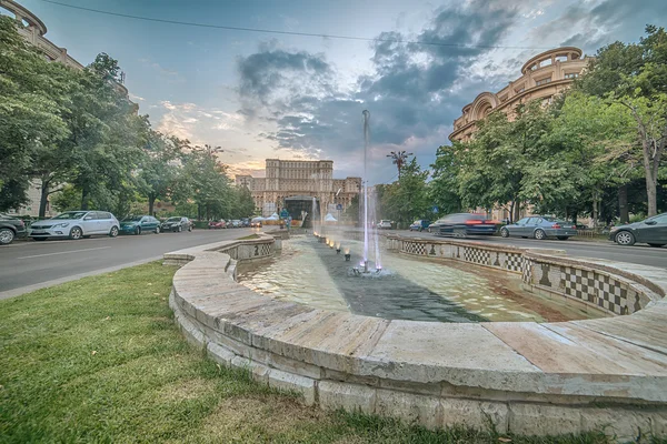 Bukurešť Rumunsko: fontána na Unirii Boulevard — Stock fotografie