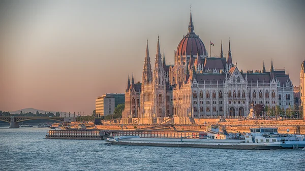 A Magyar Parlament épülete Budapesten — Stock Fotó