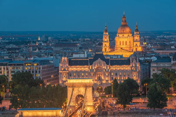 Vista aérea nocturna de Budapest, capital de Hungría — Foto de Stock