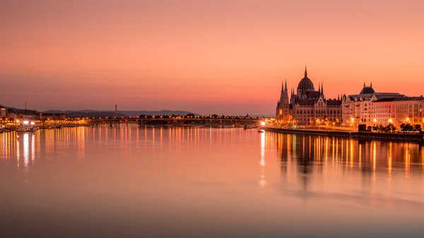 Tuna Nehri Budapeşte, Macaristan'da Güzel sunrise — Stok fotoğraf