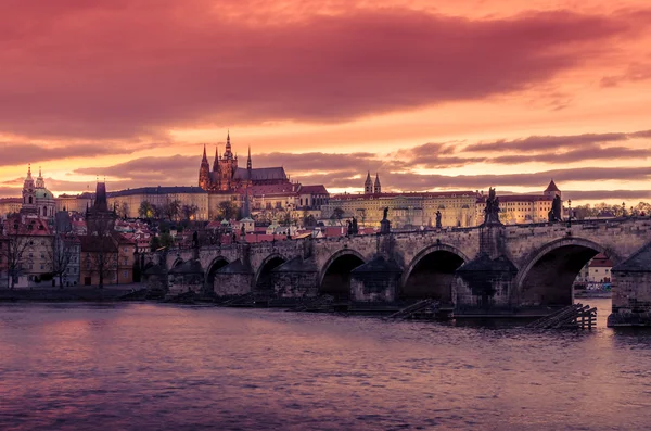 Prague, Çek Cumhuriyeti: Castle, Charles - Karluv Köprüsü, Vltava Nehri — Stok fotoğraf