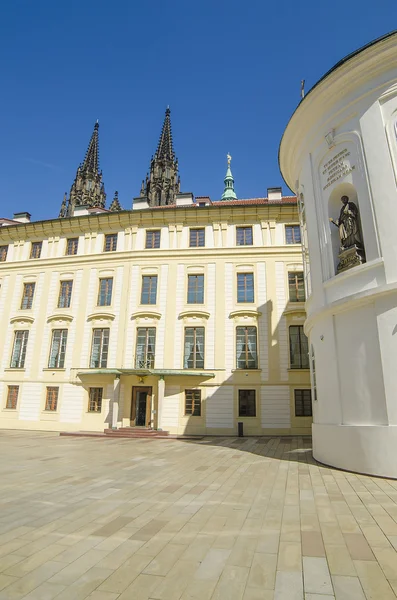 Inifrån gården av slottet i Prag, Tjeckien — Stockfoto