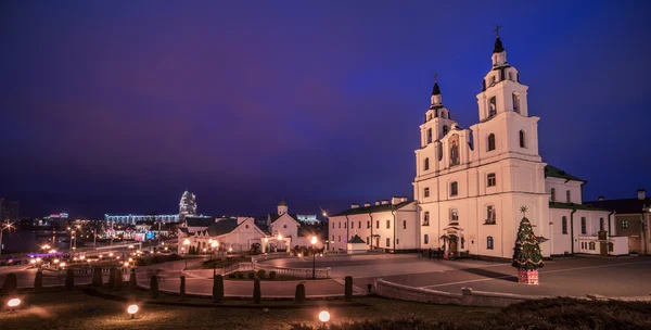 Minsk, Wit-Rusland: Orthodoxe kathedraal van de Heilige Geest in de zonsondergang — Stockfoto