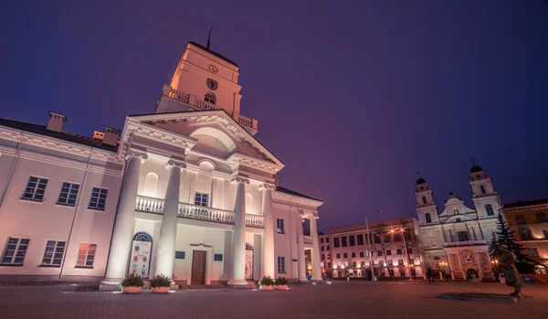 Minsk, Valko-Venäjä: Kaupungintalo auringonlaskussa — kuvapankkivalokuva