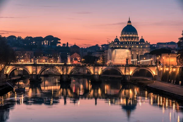 Rom, italien: st. peters basilika und heilige angelobrücke — Stockfoto