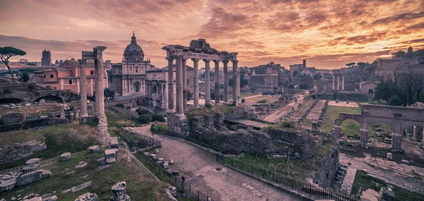 Roma, Italia: El Foro Romano en el hermoso amanecer — Foto de Stock