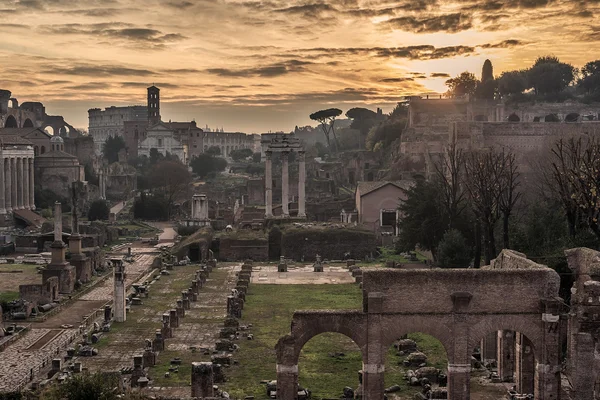 Rome, Italië: Het Romeinse Forum in de zonsopgang — Stockfoto