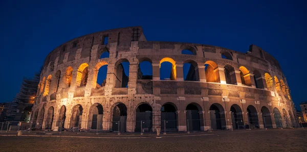 Roma, Itália: Coliseu, Anfiteatro Flaviano, ao pôr do sol — Fotografia de Stock