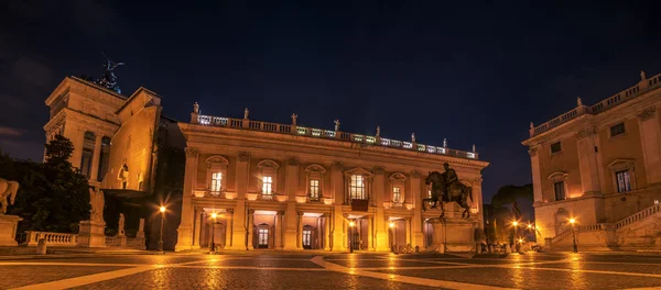 Roma, Italia: La plaza del Capitolio por la noche — Foto de Stock