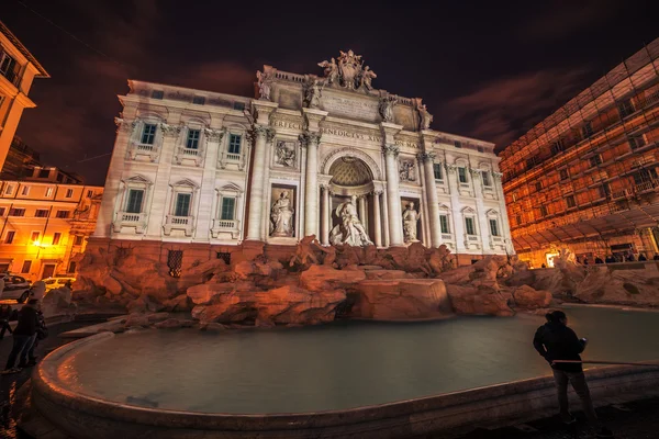 Rome, Italie : La fontaine de Trevi la nuit — Photo