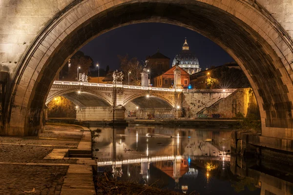 Рим, Италия: Собор Св. Петра и мост Св. Анджело — стоковое фото