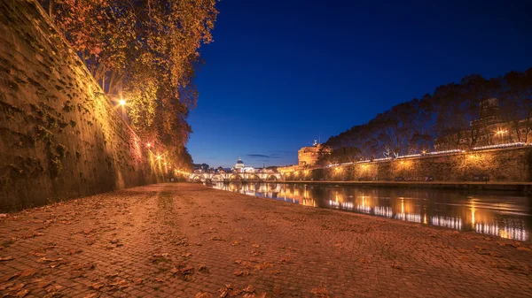 Autumn leaves on embankment of Tiber River in Rome, Italy — Stock Photo, Image