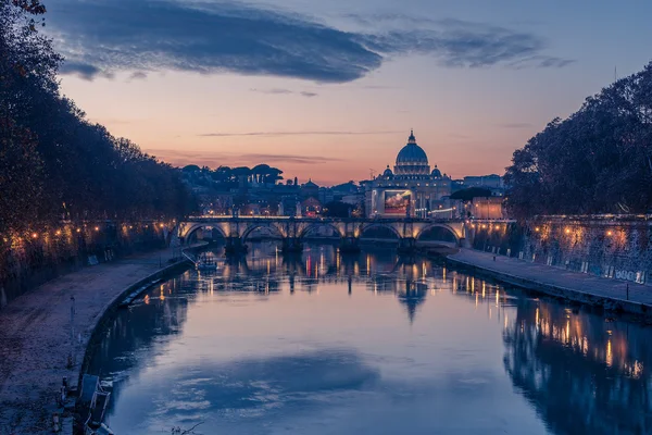 Roma, Itália: Basílica de São Pedro e Ponte de Santo Ângelo — Fotografia de Stock