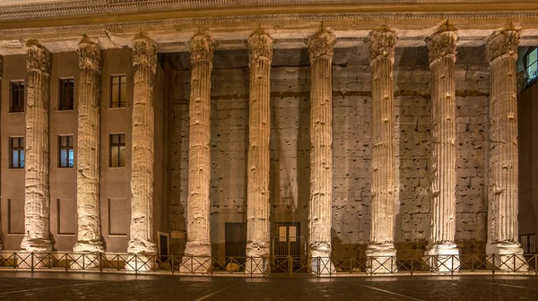 Roma, Itália: colunas do Templo de Hadrians em Piazza di Pietra — Fotografia de Stock