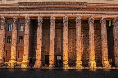 Roma, İtalya: sütunlar Piazza di Pietra Hadrian tapınağı