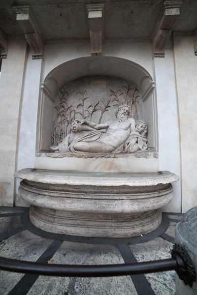 Рим, Италия: скульптура в ансамбле Quattro Fontane, Four Fountains — стоковое фото