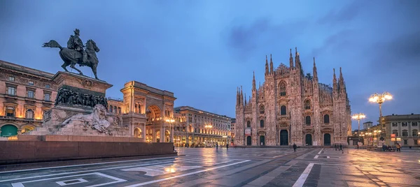 Milan, İtalya: Piazza del Duomo, katedral Meydanı Sunrise
