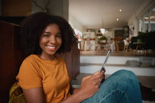 Portret van vrolijke vrolijke vrouw ontspannen thuis met behulp van digitale tablet — Stockfoto