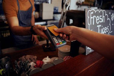 NFF 'nin ödeme makinesine karşı kafe' de ödeme yapmak için kart tutan kadın eller
