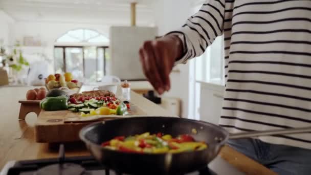 Nő főzés finom saláta, megszórja só sütőben serpenyőben a konyhában tűzhely — Stock videók