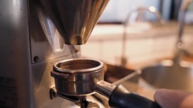 Kahve öğütücüsünün yanındaki iskelede taze kahve çekirdekleri.