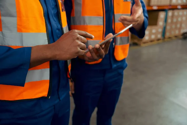 Sezione media di due dipendenti maschi con tablet digitale nell'industria manifatturiera — Foto Stock