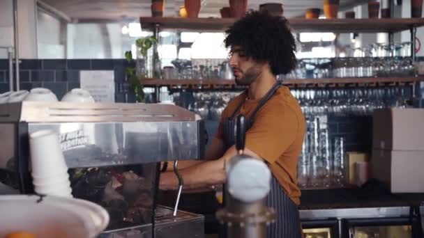 Freundlicher männlicher Kaffee-Barista überreicht einer Kundin eine versiegelte Kaffeetasse — Stockvideo