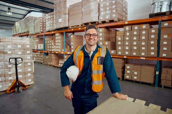 Mannelijke ingenieurs glimlachend bij magazijn kijken naar camera met veiligheidshelm — Stockfoto