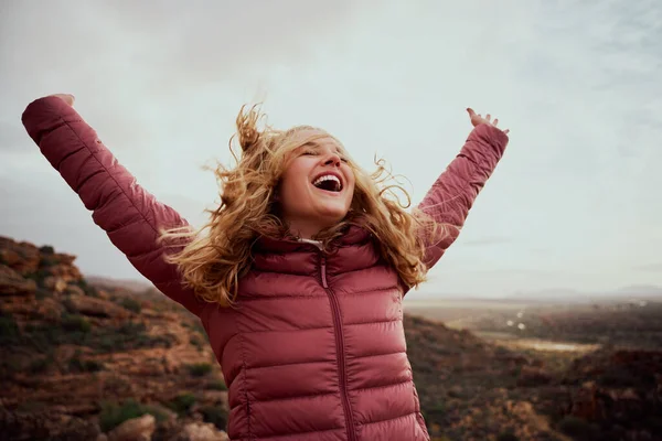 Jovencita alegre con las manos levantadas y extendidas montañista con el pelo volando en el viento disfrutando de la brisa fresca - la felicidad y los viajes - lograr sus sueños — Foto de Stock