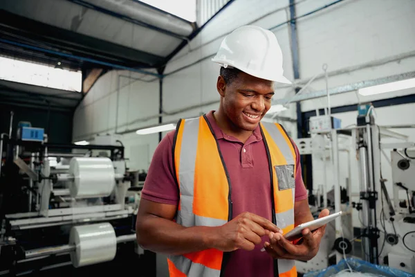 Proceso de comprobación de ingeniero técnico masculino feliz en tableta digital en fábrica grande — Foto de Stock