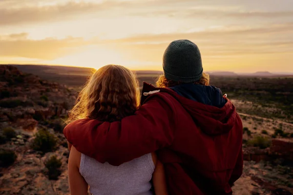 Pareja romántica enamorada de pie y abrazando y viendo el paisaje de montaña en la mañana del amanecer — Foto de Stock