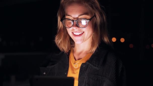 Kaukasiska affärskvinna ler samtidigt framgångsrikt avsluta affärer arbetar sent på natten på kontoret — Stockvideo