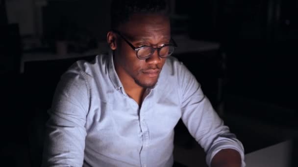 Mixte homme d'affaires race fatigué de travailler tard dans la nuit répondre aux e-mails enlever les lunettes et frotter les yeux — Video