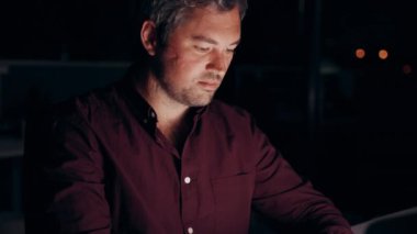 Kafkas işadamı gece geç saatlere kadar çalışıyor. Başarılı bir şekilde müdüre teslim ettiği kompozisyon raporunda gülümsüyor.