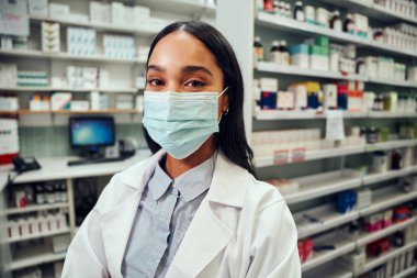 İşçi ceketi giymiş genç bir kadın portresi ve kameraya bakıp gülümseyen bir yüz güvenlik maskesi.