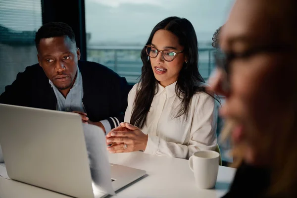 Zelfverzekerde jonge vrouwelijke manager werkt met diverse collega 's team in kantoor — Stockfoto