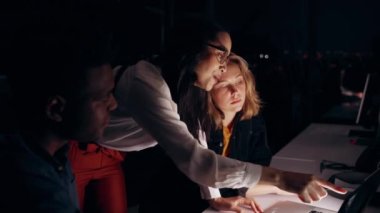 Çeşitli iş arkadaşları gece geç saatlere kadar ofiste çalışacak yeni proje için beyin fırtınası yapıyorlar.