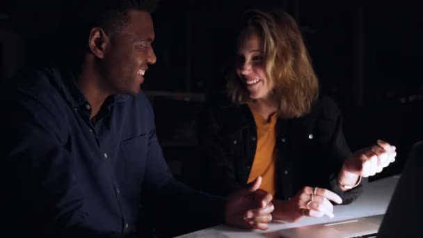 Groupe diversifié de collègues bavarder travailler tard dans la nuit dans le bureau finir les tâches respecter les échéances — Video