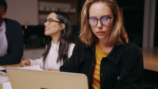 Mujer de negocios caucásica escribiendo en el portátil trabajando turno de noche en el trabajo terminando las tareas — Vídeo de stock