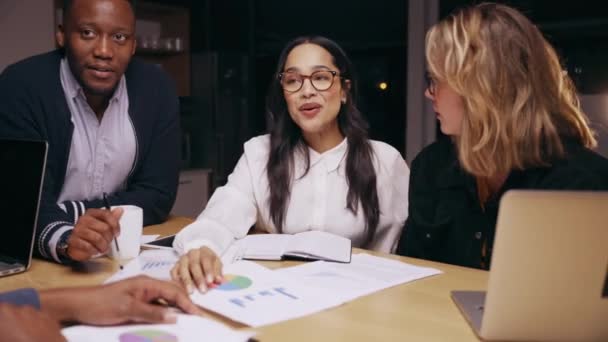 Diverso grupo de colegas haciendo una lluvia de ideas sobre la nueva tarea leyendo cartas circulares y papeleo — Vídeo de stock