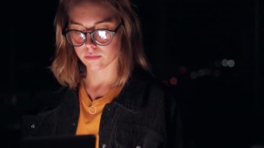 Beyaz iş kadını gülümsüyor ödevleri bitiriyor son teslim tarihlerini karşılıyor ofiste oturuyor ve dizüstü bilgisayarla yazı yazıyor. 