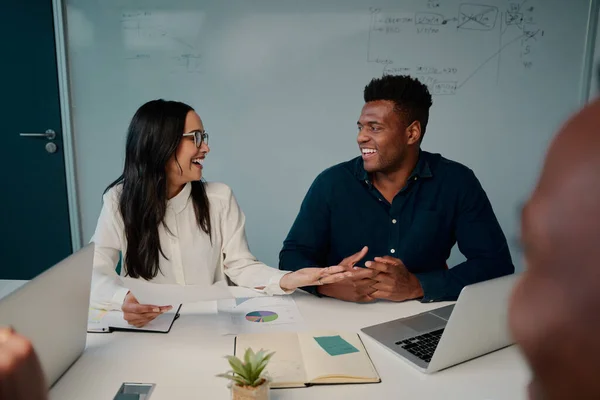 Jeune femme d'affaires et homme d'affaires parlant entre eux tout en travaillant dans le bureau — Photo