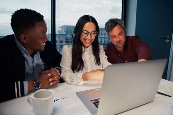 Equipe de negócios multiétnica trabalhando em conjunto e olhando na tela do laptop no local de trabalho — Fotografia de Stock