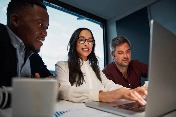 Diverse collega 's die samen een laptop gebruiken op het werk en werken aan een nieuw bedrijfsproject — Stockfoto