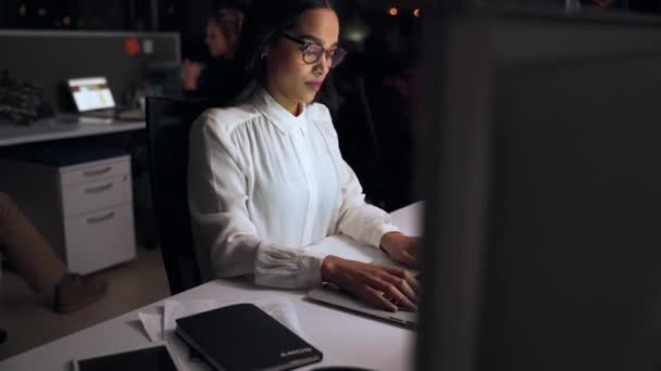 Mixed race business woman typing on laptop working late at night finishing assignments — Stok Video