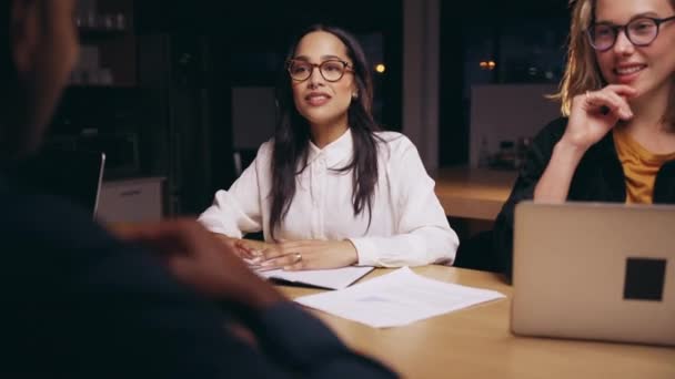 Group of colleagues working late at night in office brainstorming ideas for collaboration project — Stock Video